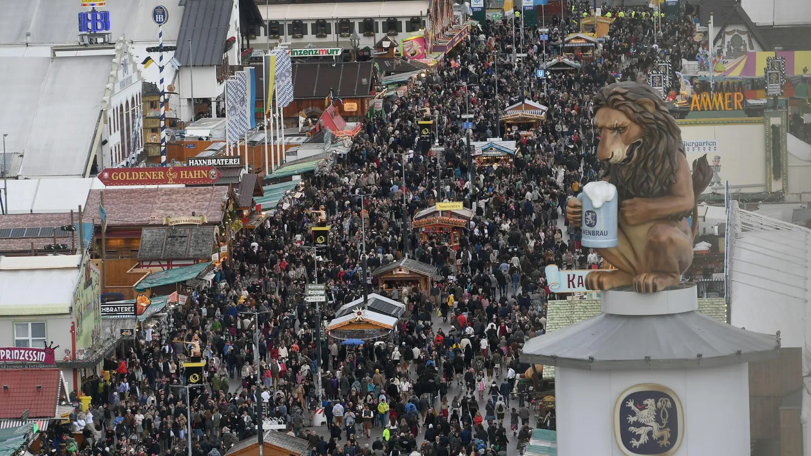 Im vergangenen Jahr kam es kurzzeitig zur Überfüllung des Festgeländes. (Archivbild) (Foto: Felix Hörhager/dpa)