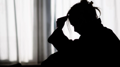 Werden Menschen mit psychischen Problemen diskriminiert, wenn sie in Bayern Beamte werden wollen? (Symbolbild) (Foto: Julian Stratenschulte/dpa)