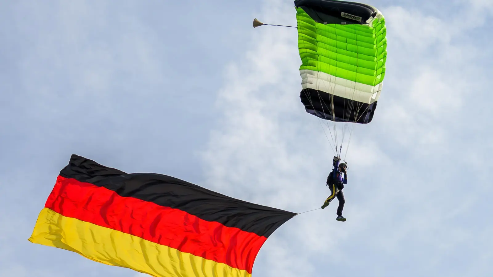 Bei 1700 Metern Höhe lassen sich die Fallschirmspringenden aus dem Flugzeug fallen. (Foto: René Chlopotowski)