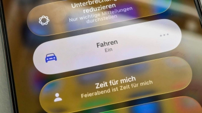 Damit das Smartphone-Ping nicht ablenkt: Der Fahrfokus schaltet Mitteilungen stumm, bis man wieder aussteigt. (Foto: Till Simon Nagel/dpa-tmn)