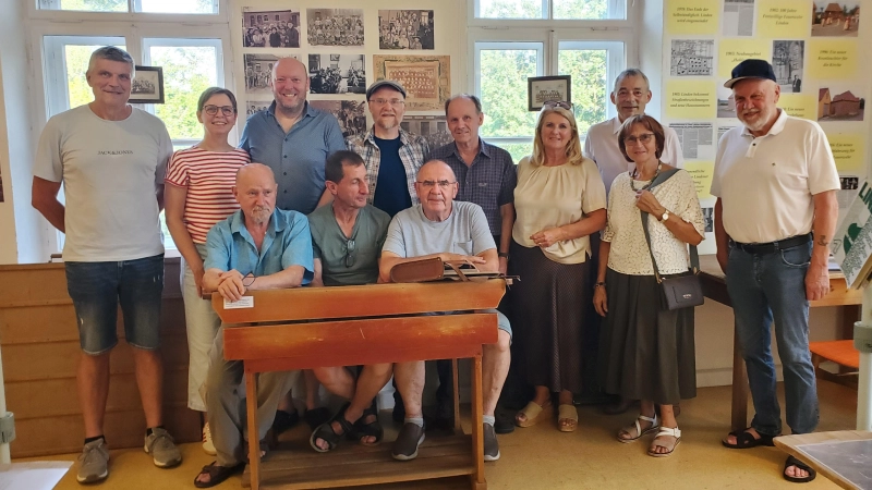 Da hat sich eine Eigendynamik entwickelt, die nicht planbar ist, aber aus einem Jubiläum etwas Besonderes macht: Vor einem Jahr war das 800-jährige Bestehen von Linden noch unter dem Radar. Innerhalb kürzester Zeit fanden sich nun sehr viele Interessierte (nicht alle davon auf dem Foto), die etwas dazu beisteuern. (Foto: Ulli Ganter)