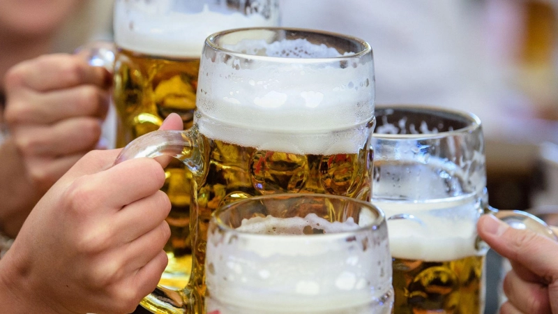 Bald wird wieder angestoßen: Auf diversen Festen der Region ist die Maß Bier eine Tradition, die für viele Besuchende nicht wegzudenken ist. Wie verändert sich der Bierpreis in diesem Jahr? (Symbolbild: Matthias Balk/dpa)