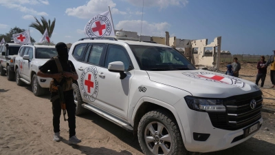 Die Hamas hat eine weitere Leiche an das Rote Kreuz übergeben, bei der es sich mutmaßlich um eine getötete Geisel handelt. (Archivbild) (Foto: Abdel Kareem Hana/AP/dpa)