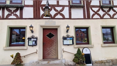 Jeder Oberickelsheimer und Tausende von Autofahrern kennen diese Front: Über 460 Jahre hat der Gasthof „Zum Rappen” in Oberickelsheim auf dem Buckel, doch noch immer kommen Gäste aus Nah und Fern.  (Foto: Ulrich Schwandt )