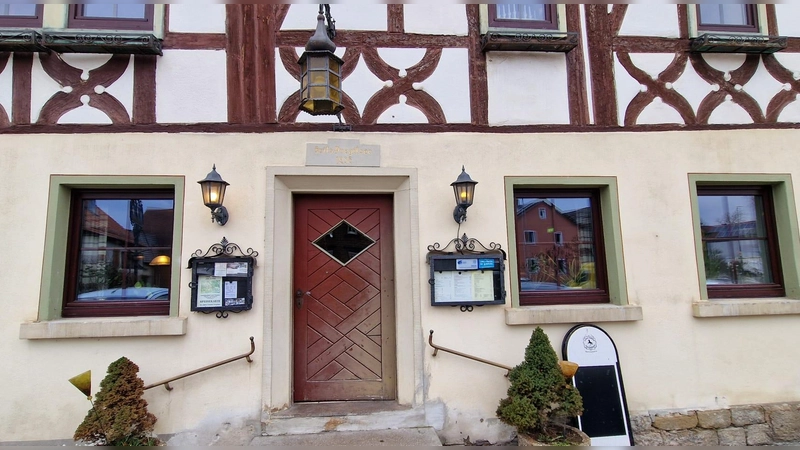 Jeder Oberickelsheimer und Tausende von Autofahrern kennen diese Front: Über 460 Jahre hat der Gasthof „Zum Rappen” in Oberickelsheim auf dem Buckel, doch noch immer kommen Gäste aus Nah und Fern.  (Foto: Ulrich Schwandt )