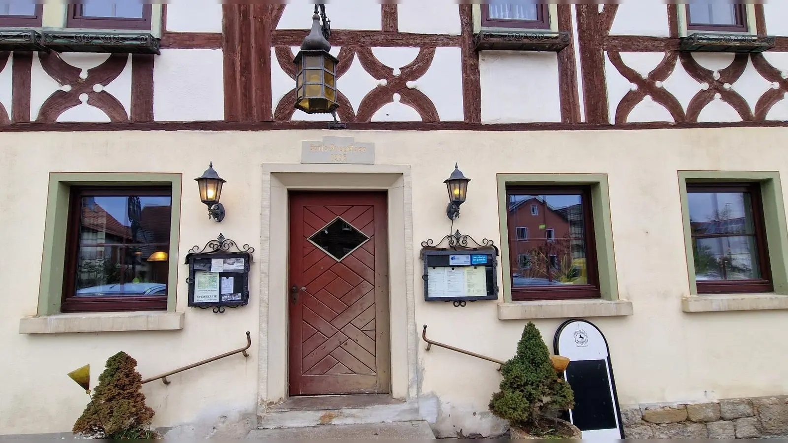 Jeder Oberickelsheimer und Tausende von Autofahrern kennen diese Front: Über 460 Jahre hat der Gasthof „Zum Rappen” in Oberickelsheim auf dem Buckel, doch noch immer kommen Gäste aus Nah und Fern.  (Foto: Ulrich Schwandt )