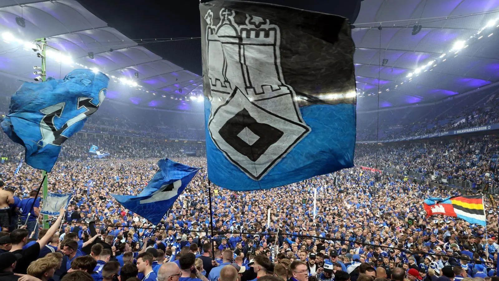 Platzsturm nach Aufstieg: HSV-Fans auf dem Rasen des Volksparkstadions.  (Foto: Christian Charisius/dpa)