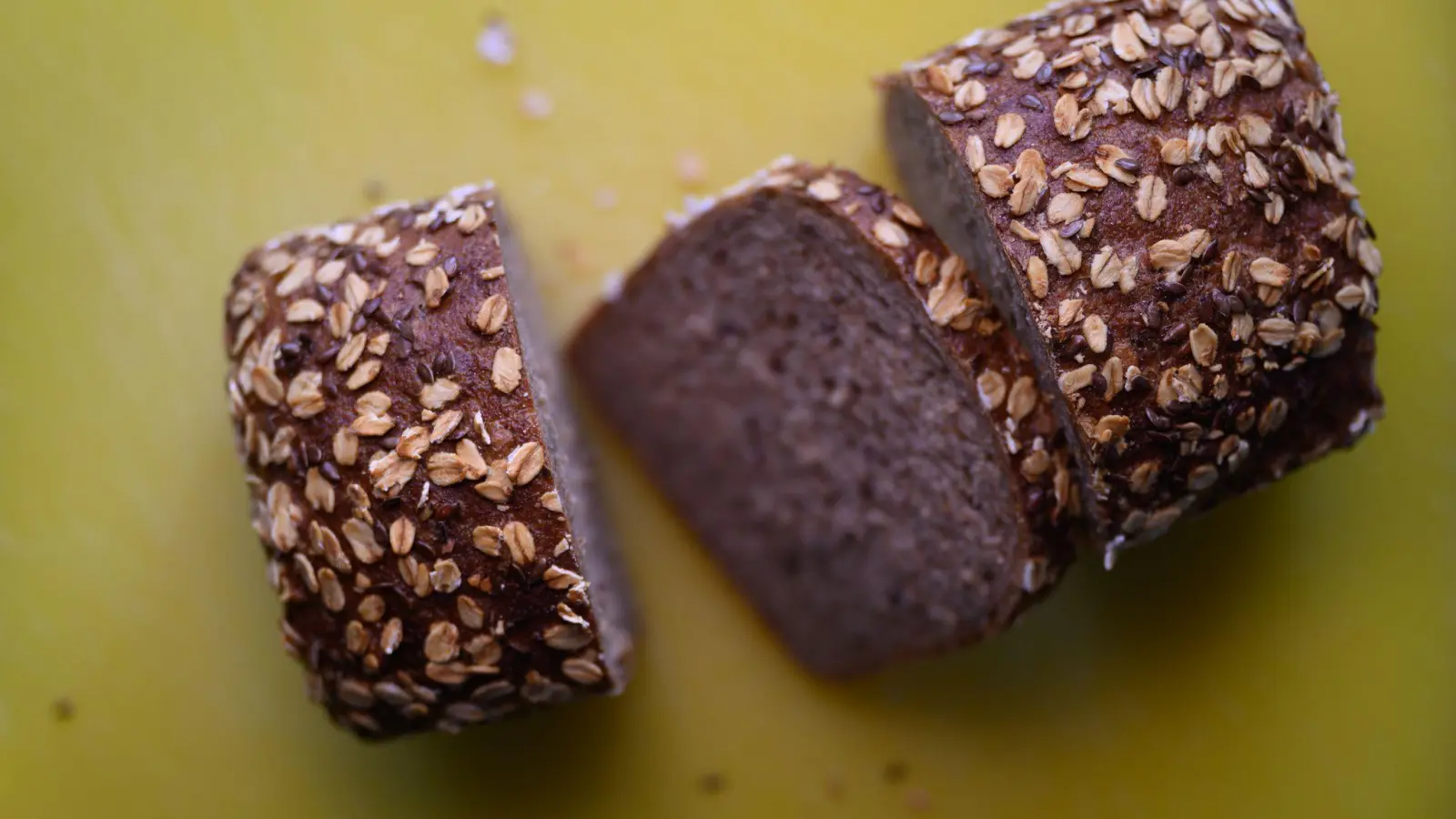 Weil der Begriff „Finnenbrot“ nicht gesetzlich geschützt ist, bekommt man in Deutschland verschiedene, abgewandelte Produkte. (Foto: Robert Michael/dpa/dpa-tmn)