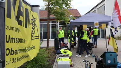 Vor der Halle informierte die Bürgerinitiative gegen das von Tennet geplante Umspannwerk. (Foto: Andreas Reum)