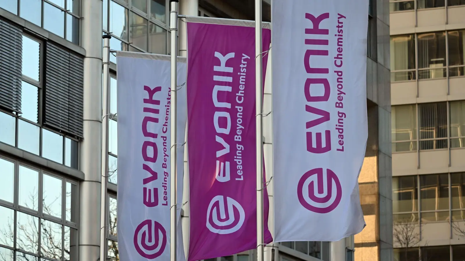 Soll sich das Land NRW an Evonik beteiligen? Die SPD will, dass die Landesregierung darüber nachdenkt. (Symbolbild) (Foto: Federico Gambarini/dpa)
