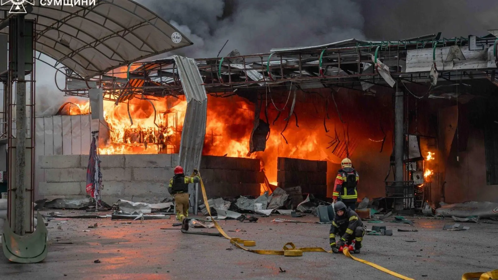 Nach Kiewer Angaben greift Russland gezielt Tankstellen in den frontnahen Gebieten an. (Archivbild) (Foto: Ukrainian Emergency Service/via AP/dpa)