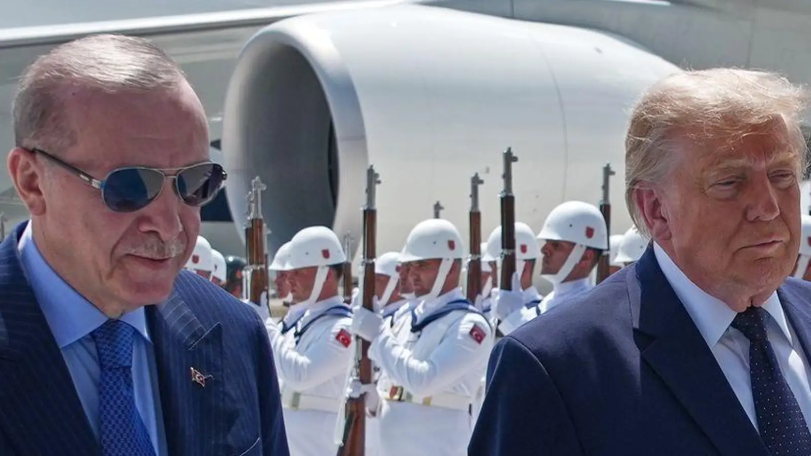 Der türkische Präsident Recep Tayyip Erdogan empfängt seinen US-Kollegen Donald Trump zum Nato-Gipfel in der Hauptstadt Ankara direkt am Flugzeug. (Foto: Alex Brandon/AP/dpa)