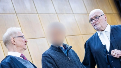 Im Revisionsprozess gegen einen 64-Jährigen wegen versuchten Mordes weist der Angeklagte eine Tötungsabsicht zurück. (Foto: Moritz Frankenberg/dpa)