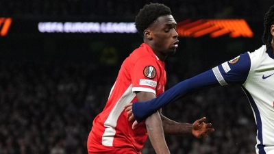 Ernest Poku (l) wechselt zu Bayer Leverkusen. (Foto: Ben Whitley/PA Wire/dpa)
