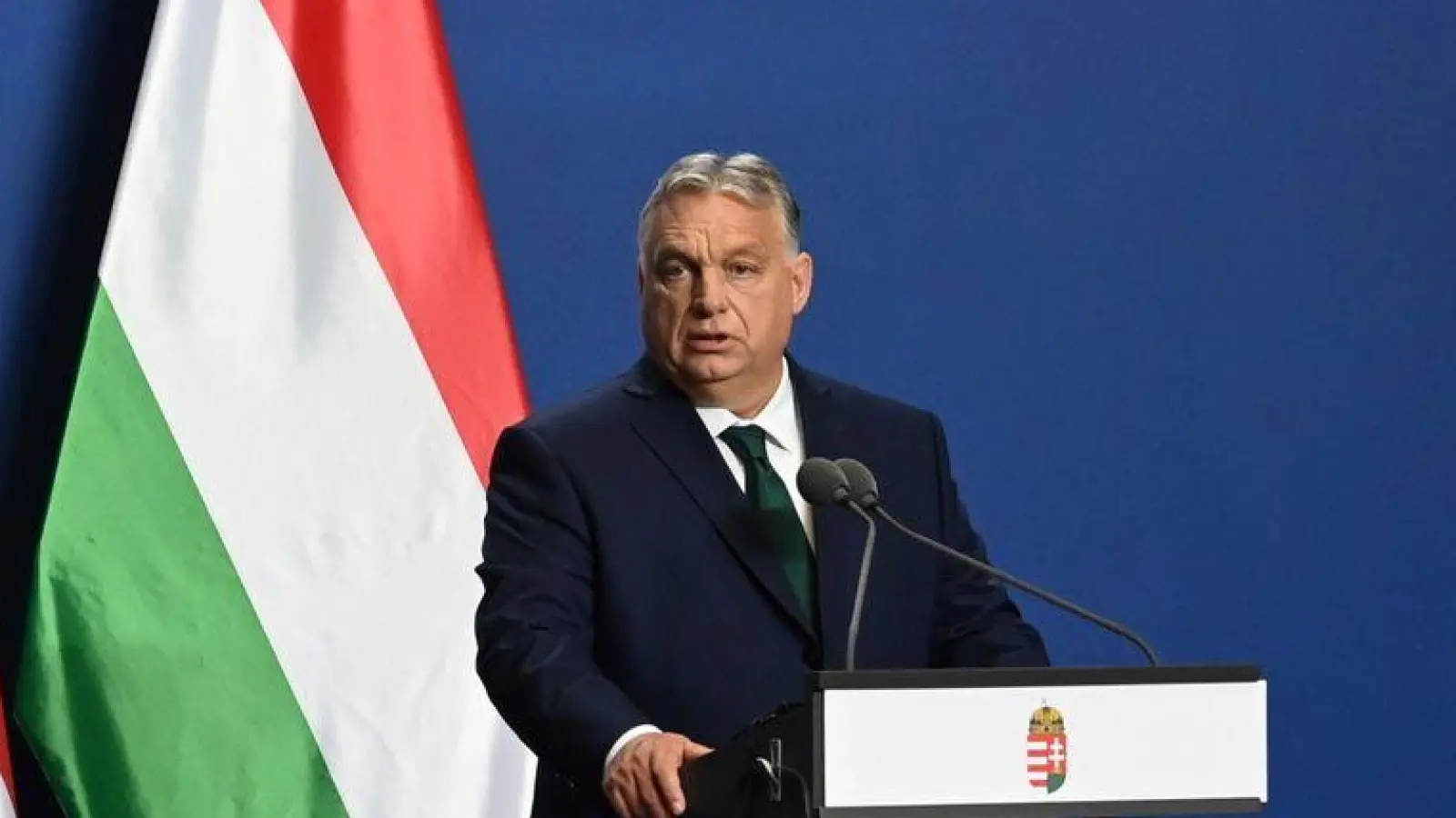 Viktor Orban (r.) und Jens Stoltenberg während einer gemeinsamen Pressekonferenz in Budapest. (Foto: Zoltan Mathe/MTI/AP/dpa)