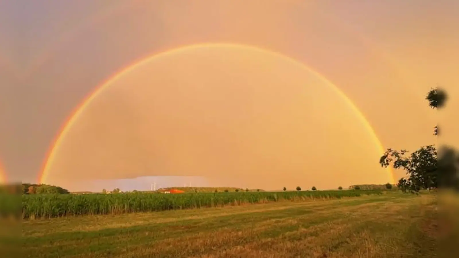 Ein angedeuteter doppelter Regenbogen leuchtete im Osten von Neuendettelsau auf. (Foto: Dr. Michael Hübner)