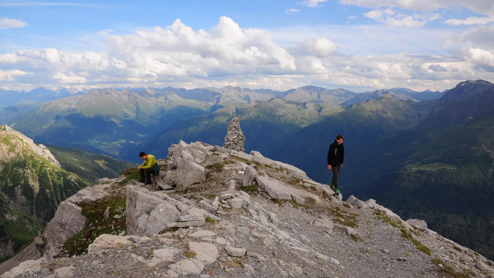 Der Ausblick von der Samspitze ist für manche Sektionsmitglieder schon fast Routine. Sie betreuen ein großflächiges Wegenetz um die Hütte herum.  (Foto: Jonas Volland)