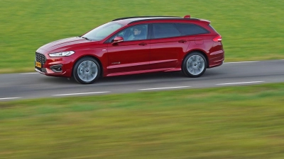 Long Vehicle: Der Mondeo fährt hier in der - traditionell bei Ford - Turnier genannten Kombi-Version vor. (Foto: Ford/dpa-tmn)