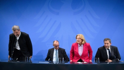 Schwarz-Rot will mit der Stahlindustrie sprechen.  (Foto: Bernd von Jutrczenka/dpa)