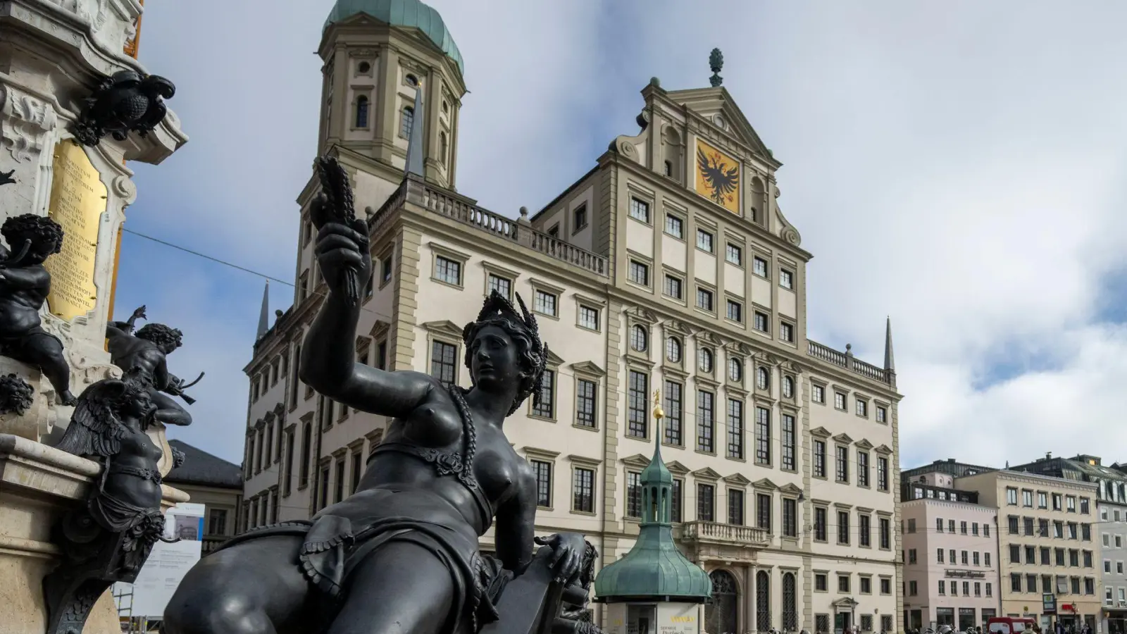 Im Augsburger Rathaus soll in den kommenden Monaten konsequent gespart werden. (Archivbild) (Foto: Stefan Puchner/dpa)