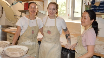 Trio in der Backstube: Zurzeit arbeiten die Chilenin Melissa Aliste, die Französin Athenais Risch und die Japanerin Maki Taniyama (von links) bei Arnd Erbel in Bäckerei und Konditorei mit. Sie alle kamen aus ähnlichen Motiven gezielt nach Dachsbach. (Foto: Florian Jennemann)