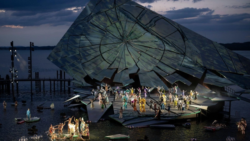 Szene aus der Oper „La Traviata“ auf der Bregenzer Seebühne. (Archivfoto)  (Foto: Gian Ehrenzeller/KEYSTONE/dpa)