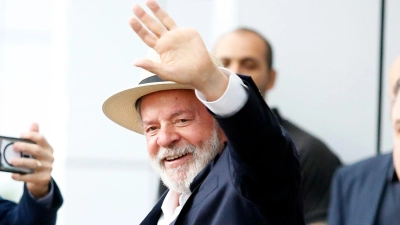 „Ich bin am Leben, unversehrt und bereit zu arbeiten”, sagte Lula bei seiner Entlassung. (Foto: Paulo Pinto/Agencia Brazil/dpa)