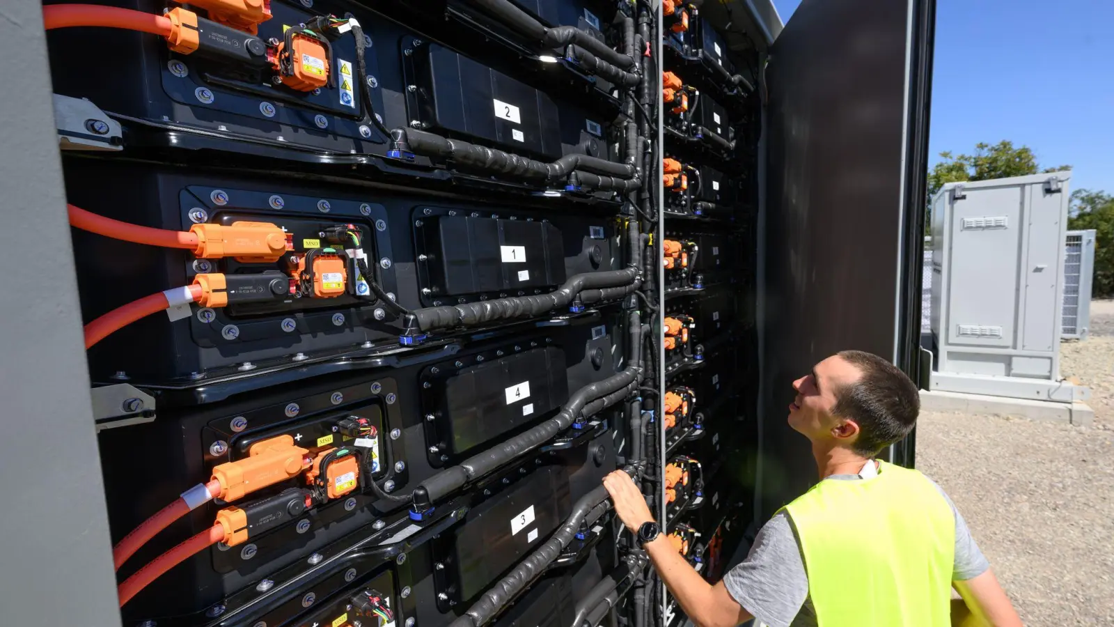 In Deutschland sind in diesem Jahr schon Hunderttausende Batteriespeicher in Betrieb gegangen. (Archivbild) (Foto: Hendrik Schmidt/dpa)