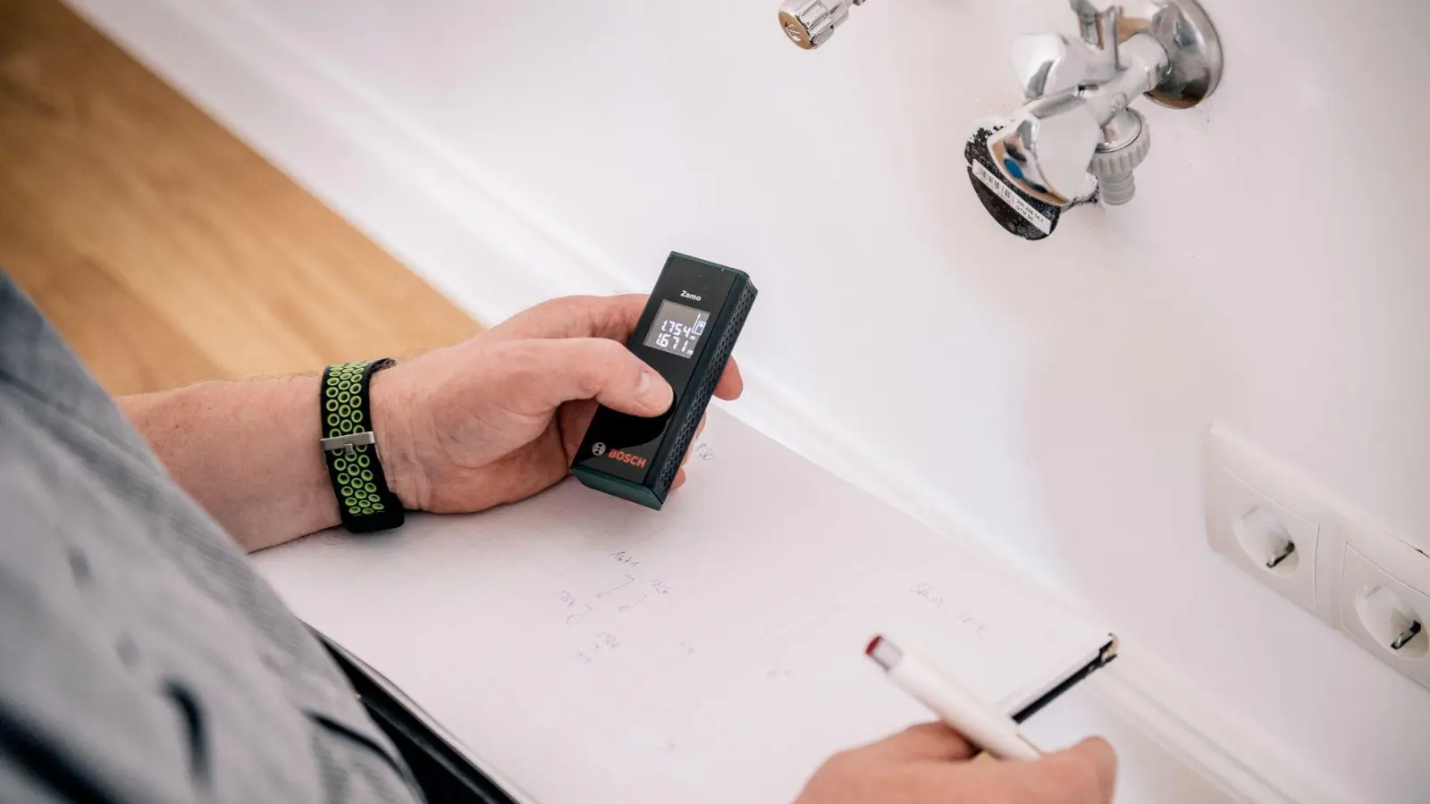 Laser-Entfernungsmessgeräte messen Distanzen in Sekunden aus.  (Foto: Zacharie Scheurer/dpa-tmn)