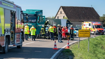 Die Lkw-Fahrerin wurde nach dem Zusammenstoß mit einer Rettungsplattform aus dem Führerhaus gerettet. (Foto: Mirko Fryska)