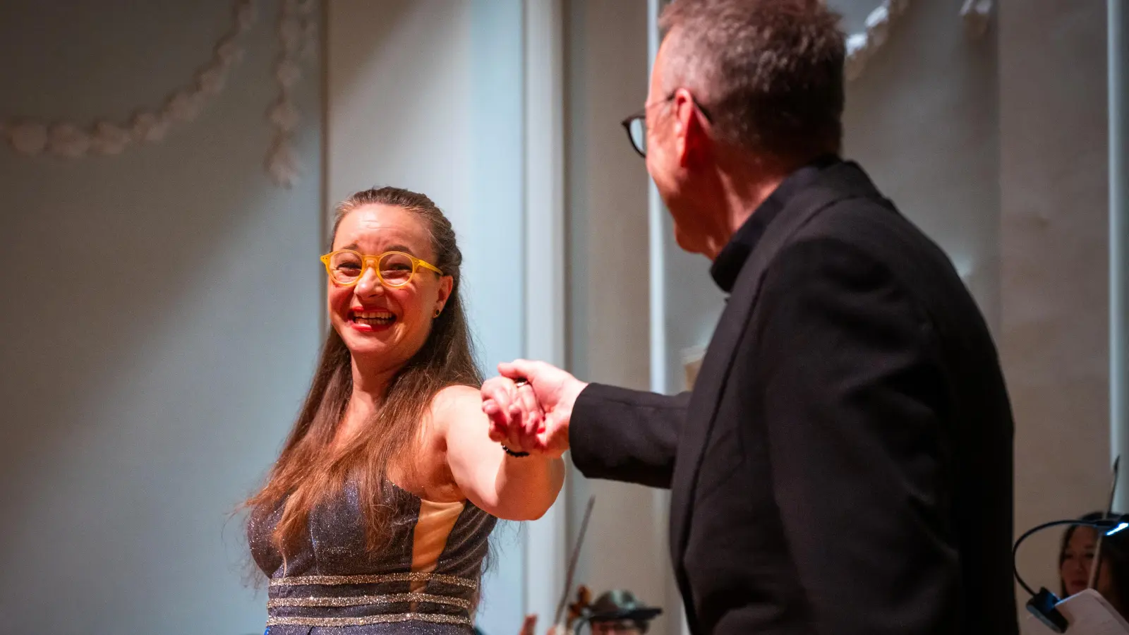 Freuten sich über den großen Beifall: die Sopranistin Miriam Feuersinger und Rudolf Lutz am Ende des ersten Orchesterkonzerts. (Foto: René Chlopotowski)