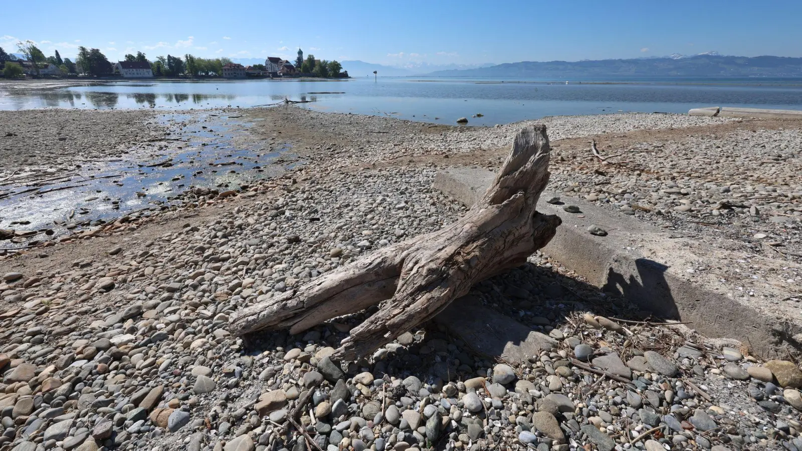 Auch am bayerischen Teil des Bodensees konnten zuletzt niedrige Wasserstände beobachtet werden. Laut dem bayerischen Landesamt für Umwelt war der vergangene Winter insgesamt deutlich zu trocken. (Archivfoto) (Foto: Karl-Josef Hildenbrand/dpa)