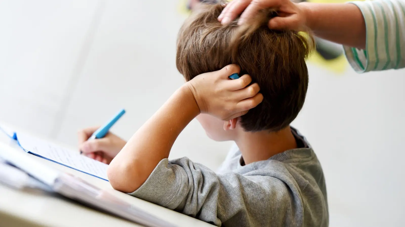 Es ist ihr Homeoffice: Kinder, die zu Hause Schularbeiten machen müssen, brauchen einen guten Arbeitsplatz. (Foto: Felix Kästle/dpa/dpa-tmn)