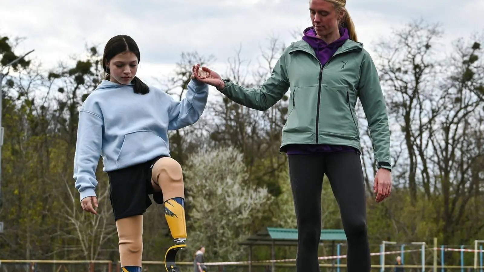 Die 12-jährige Ukrainerin Jana Stepanenko bereitet sich mit Prothesen auf den Boston-Marathon 2024 vor. (Foto: ---/Ukrinform/dpa)