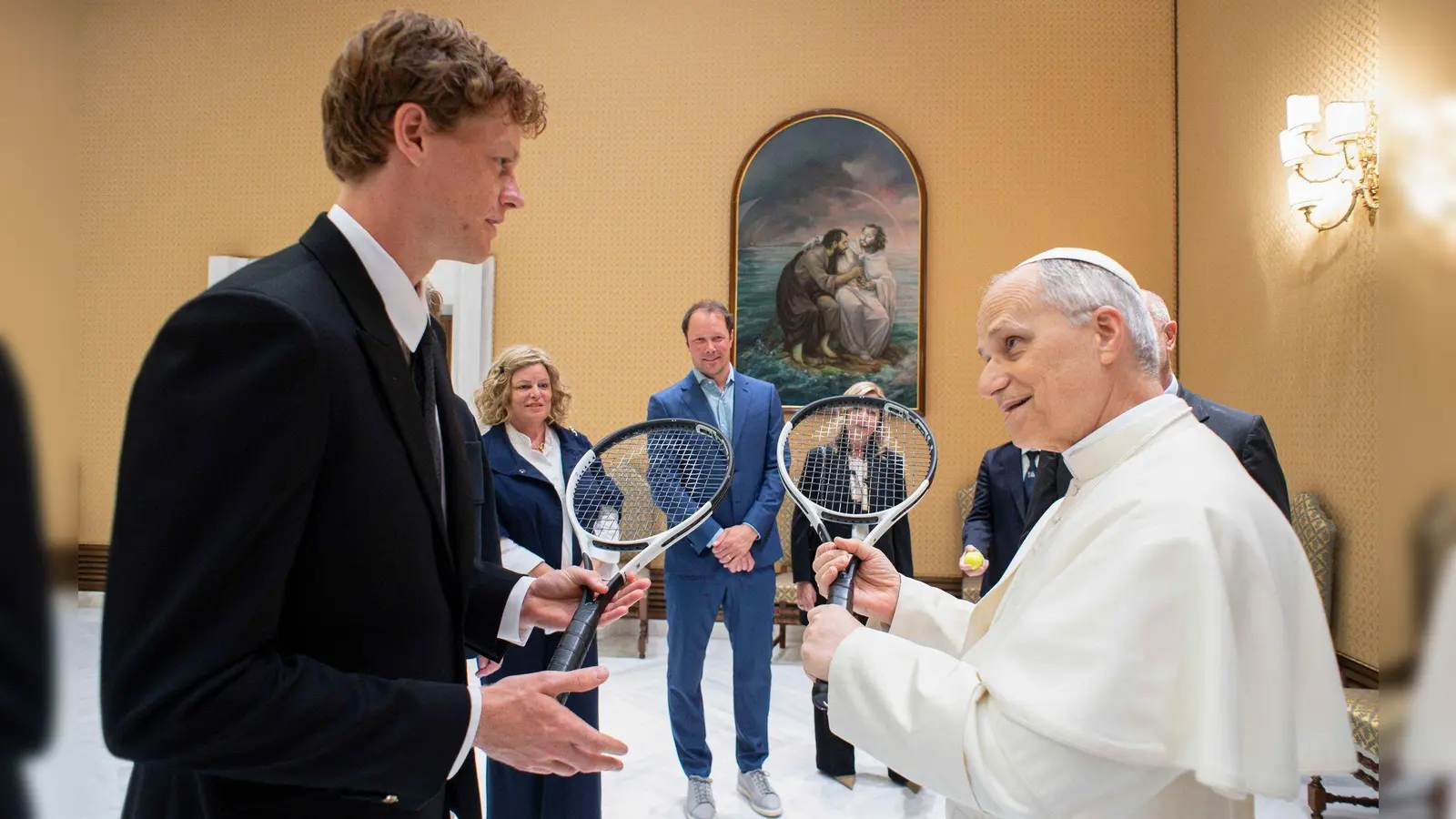 Zwei Tennisspieler unter sich: der Weltranglistenerste Jannik Sinner (links) und Papst Leo XIV. (Foto: --/Vatican Media/dpa)