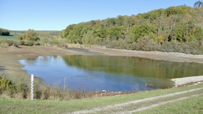 Aktuell steht wenig Wasser im Oberaltenbernheimer Regenrückhaltebecken. (Foto: Helmut Meixner)