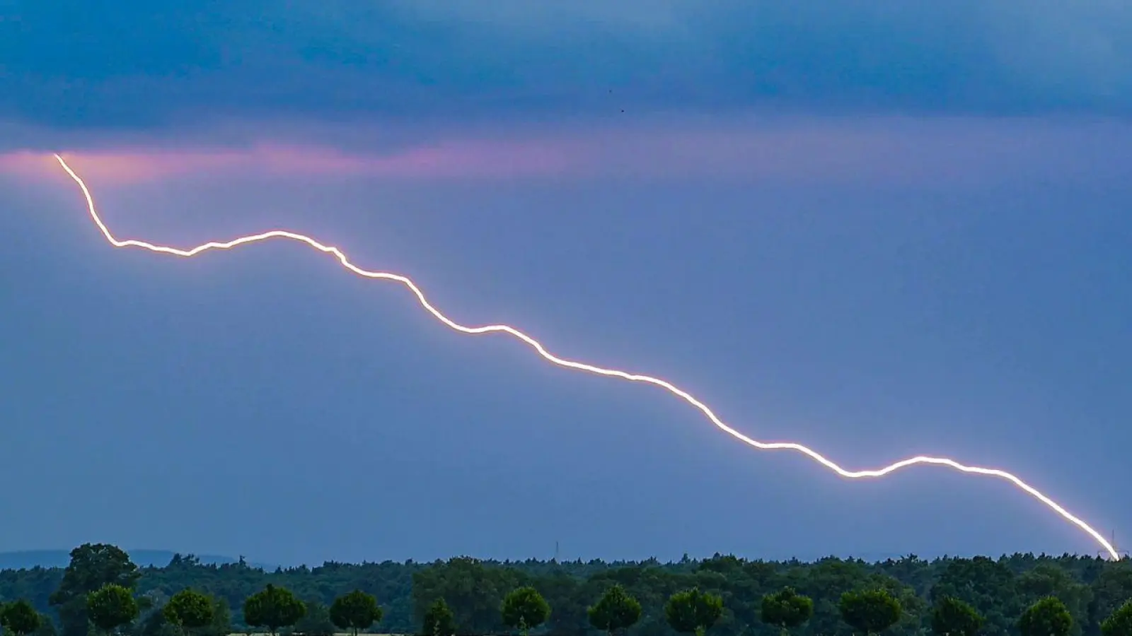 Auch für Mittwoch sagt der DWD Gewitter an. (Archivbild) (Foto: Patrick Pleul/dpa)