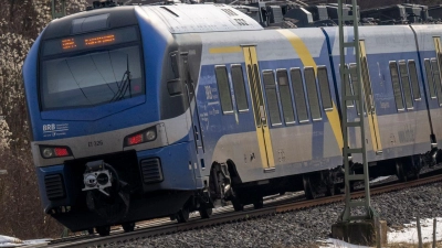 Aufgrund von Bauarbeiten kommt es bei Zügen der Bayerischen Regiobahn zu Verspätungen und Ausfällen von Haltestellen. (Symbolbild) (Foto: Peter Kneffel/dpa)