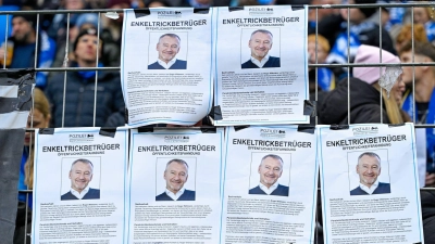 Hoffenheimer Fans protestieren gegen den einflussreichen Spielerberater Roger Wittmann (Foto: Uwe Anspach/dpa)