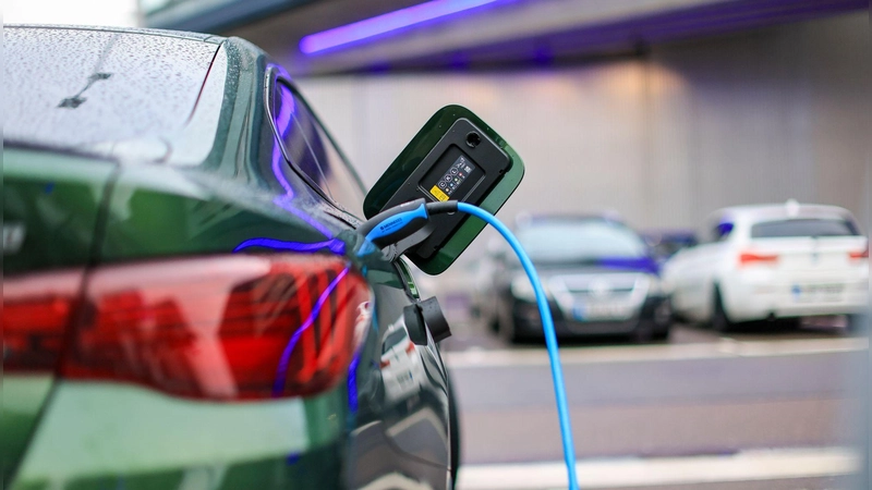 Neuer Elektro-Flitzer? Diese Versicherungs-Details sollte man checken. (Foto: Jan Woitas/dpa/dpa-tmn)