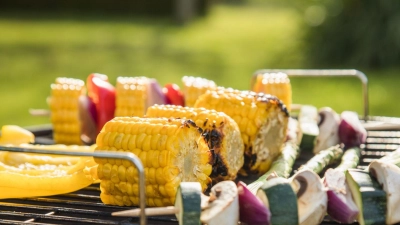 Eine gute Entscheidung für die Gesundheit: viel Gemüse auf den Grill - und im Anschluss auf den Teller - packen.  (Foto: Christin Klose/dpa-tmn)