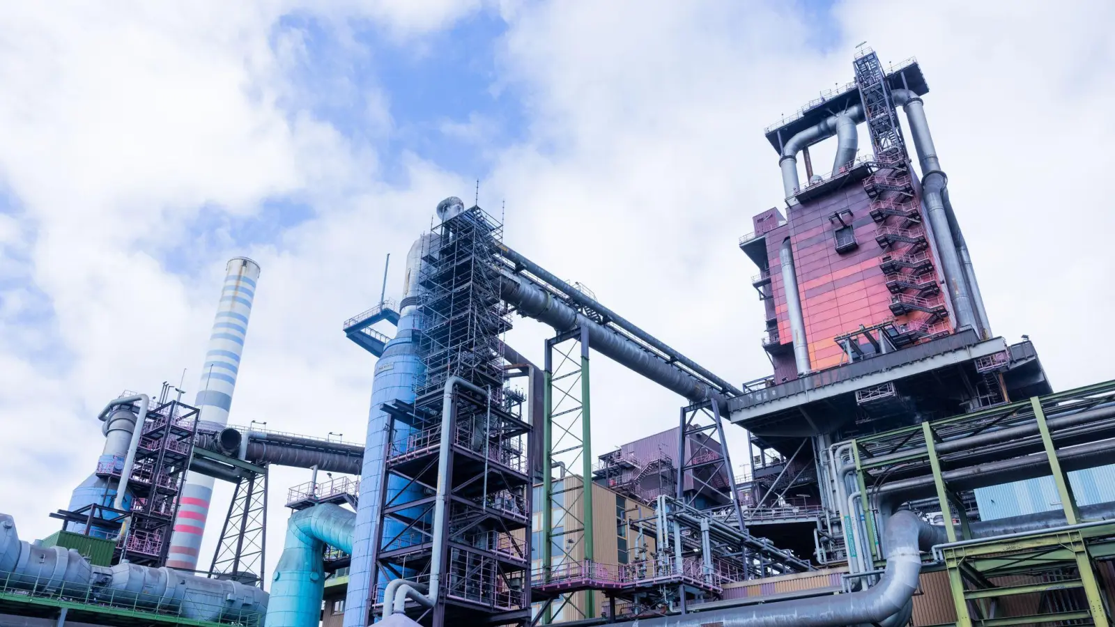 Bei Thyssenkrupp Steel in Duisburg soll eine neue Direktreduktionsanlage die Hochöfen 8 und 9 ersetzen. Die neue Anlage ist bereits in Bau. (Archivbild) (Foto: Rolf Vennenbernd/dpa)