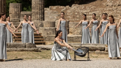 Wenn die Sonne nicht scheint, funktioniert es auch nicht mit der Entzündung des olympischen Feuers unter freiem Himmel. (Archivbild) (Foto: Socrates Baltagiannis/dpa)