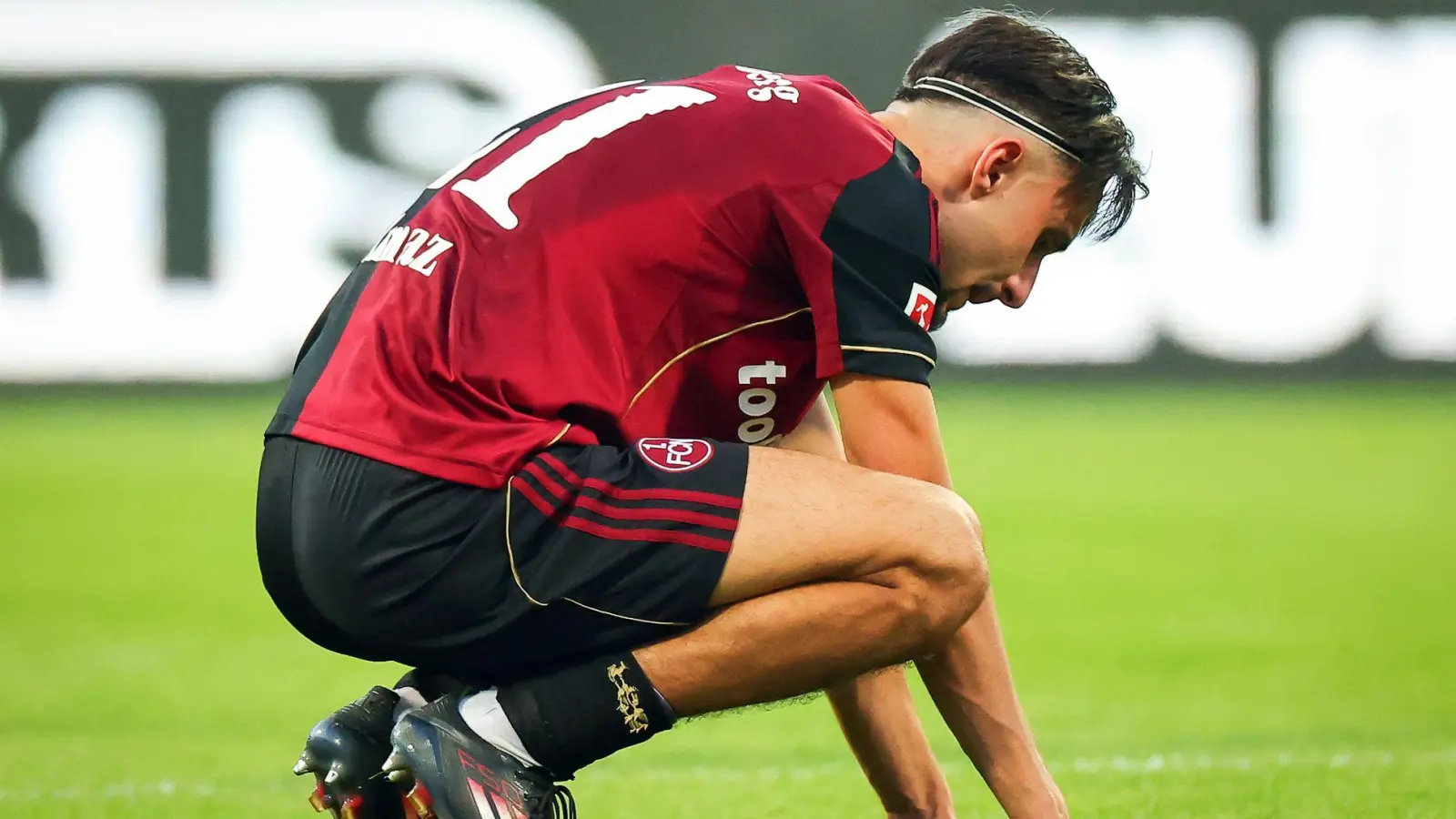 Riesenenttäuschung beim 1. FC Nürnberg nach der späten Niederlage. (Foto: Daniel Karmann/dpa)