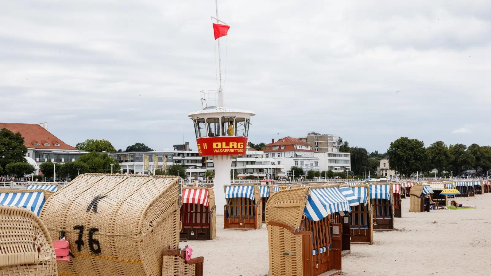 Weht am DLRG-Turm die rote Flagge, geht man besser nicht ins Wasser. (Foto: Markus Scholz/dpa)