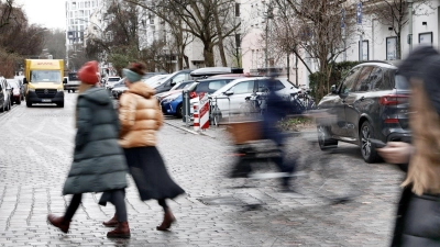 Vor 130 Jahren kam es zum weltweit ersten tödlichen Autounfall einer Fußgängerin in London. (Symbolbild) (Foto: Carsten Koall/dpa)