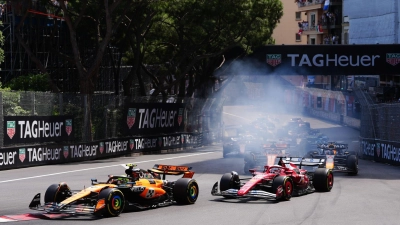 Lando Norris verteidigt in der ersten Kurve die Führung vor Charles Leclerc. (Foto: David Davies/PA Wire/dpa)