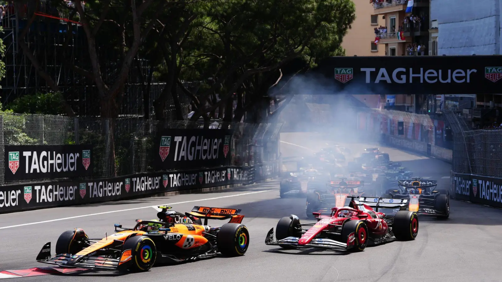 Lando Norris verteidigt in der ersten Kurve die Führung vor Charles Leclerc. (Foto: David Davies/PA Wire/dpa)