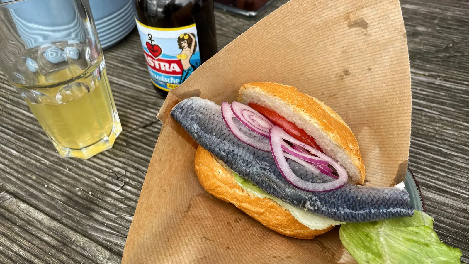 Ein Muss für Hamburg-Touristen: Fischbrötchen. Am besten isst man sie direkt auf der Elbe, auf dem Ponton op&#39;n Bulln. (Foto: Thomas Wirth)