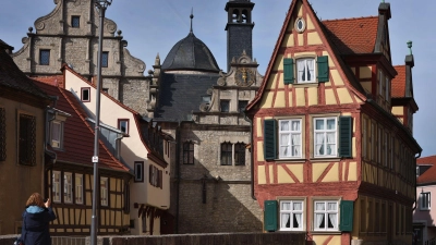 Nicht alle Denkmale werden so gut gepflegt wie das Malerwinkelhaus in Marktbreit. 24 Denkmale sind in den Jahren 2023 und 2024 verloren gegangen, teilt die Deutsche Stiftung Denkmalschutz in ihrem „Schwarzbuch“ mit. (Foto: Karl-Josef Hildenbrand/dpa)